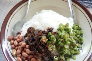 Nasi Belut, Wisata Kuliner Tersembunyi di Lombok