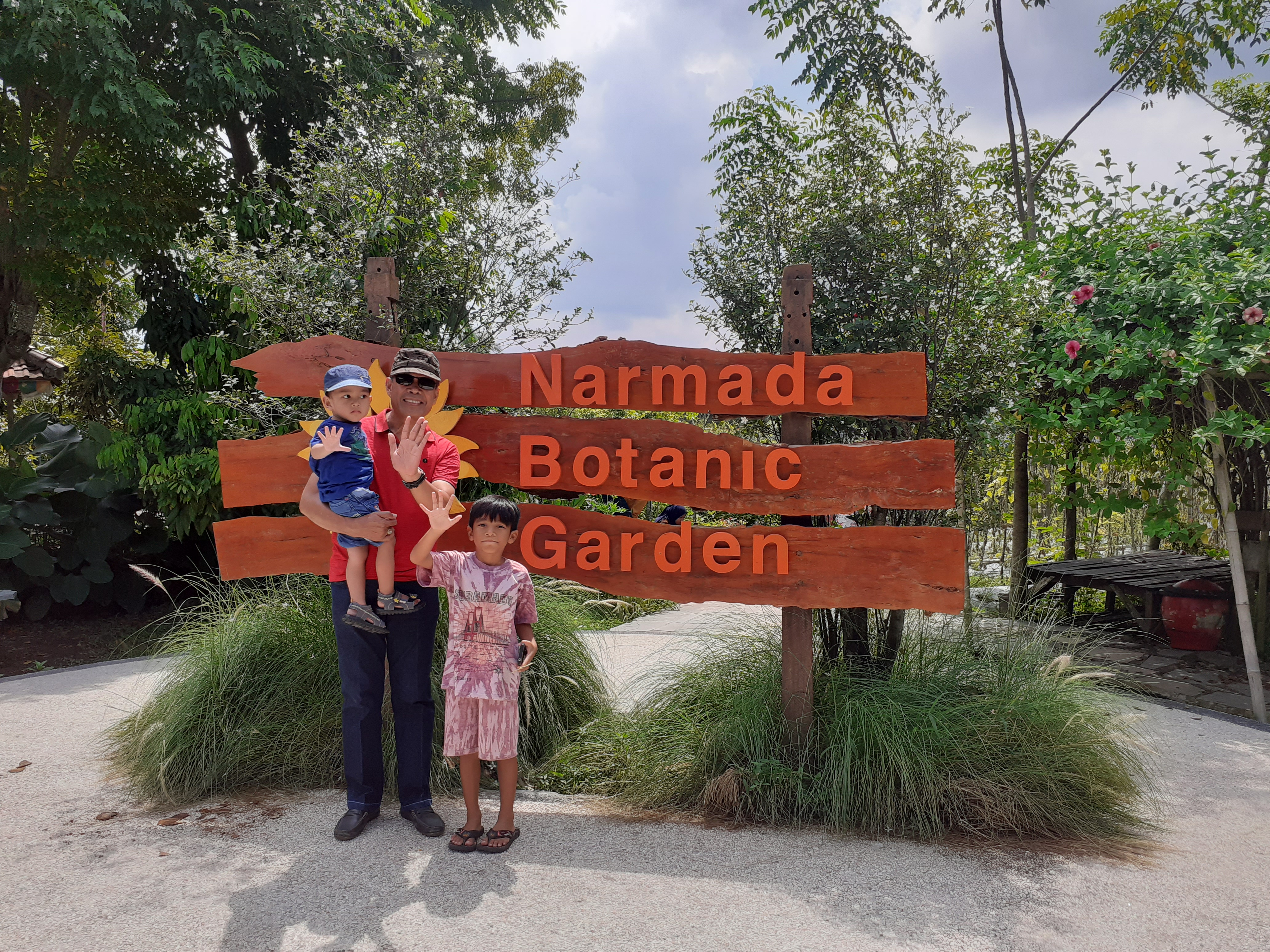 Narmada Botanic Garden Wisata Seru Keluarga Di Taman Bunga Matahari